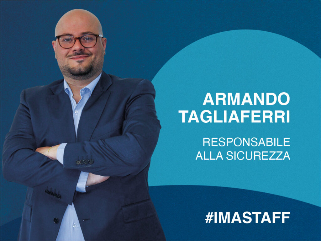 Foto ritratto di Armando Tagliaferri, uno degli amministratori della IMA Abrasivi e responsabile alla sicurezza. Lo sfondo è blu, colore istituzionale aziendale.