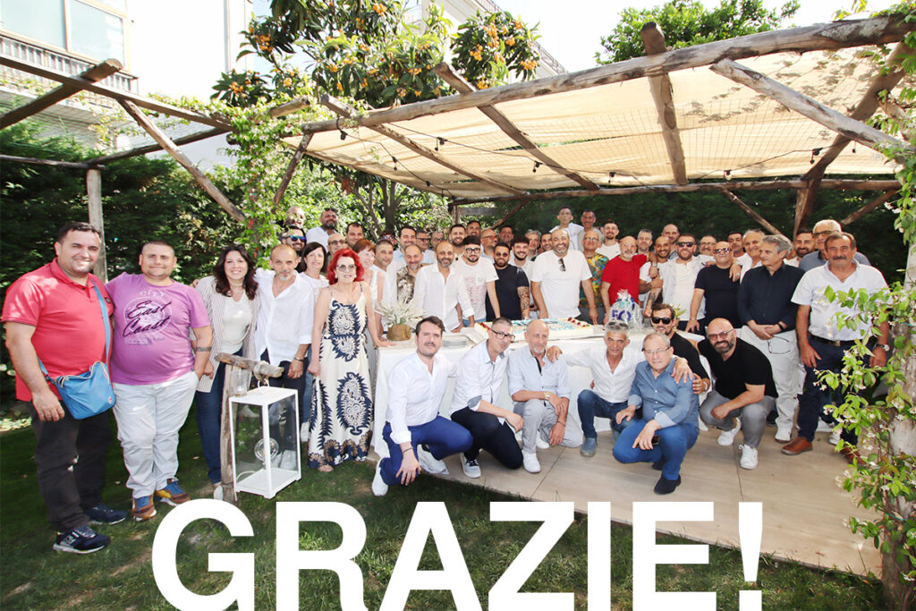 Foto di gruppo dello staff al completo della IMA Abrasivi, in occasione del pranzo aziendale per celebrare i 50 anni di attività.